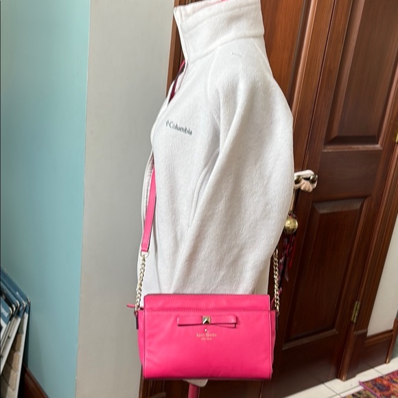 Kate Spade  bowfront Crossbody bag leather  bright pink  strap/Chain detail Exe - Picture 3 of 17